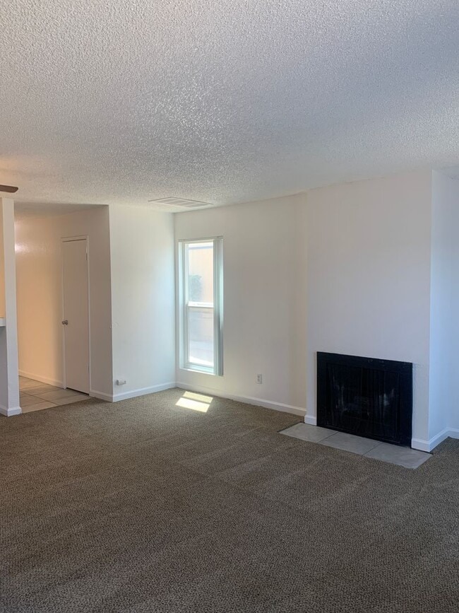 Building Photo - Lovey Townhome In Clovis!