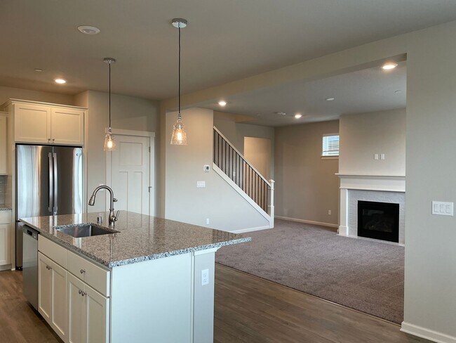 Building Photo - Lovely 4 Bed 2.5 Bath Home! Located near t...