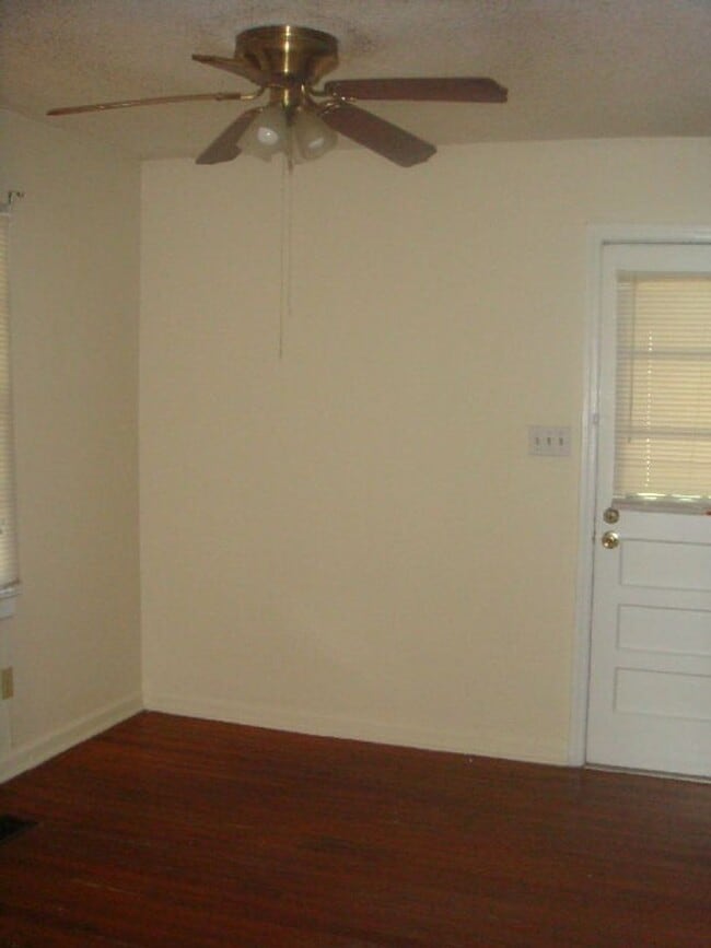 Building Photo - THREE BEDROOM, ONE BATH
