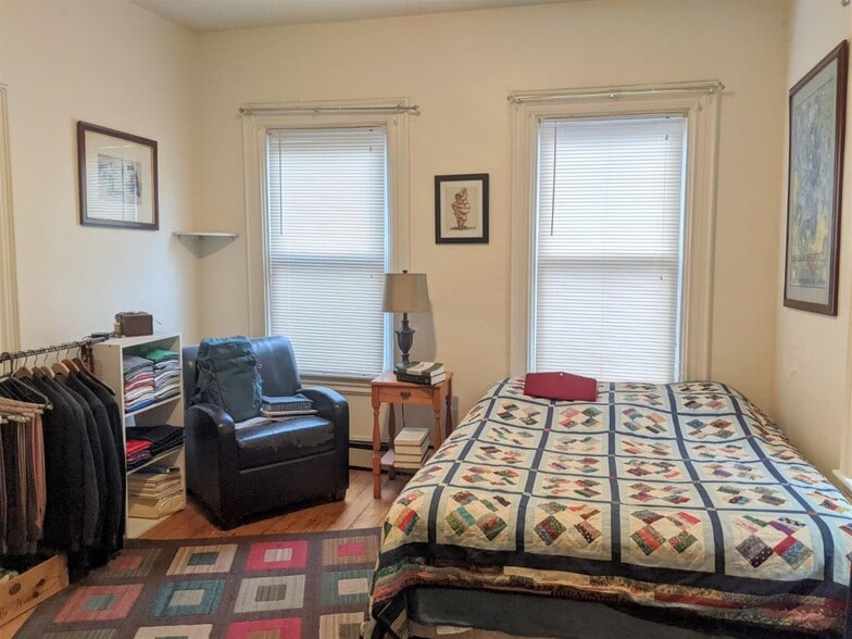 Building Photo - 2 Evergreen Sq