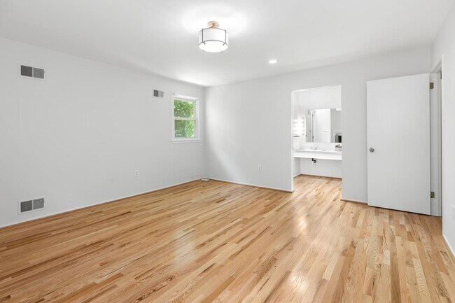 Building Photo - 1222 Noyes Dr