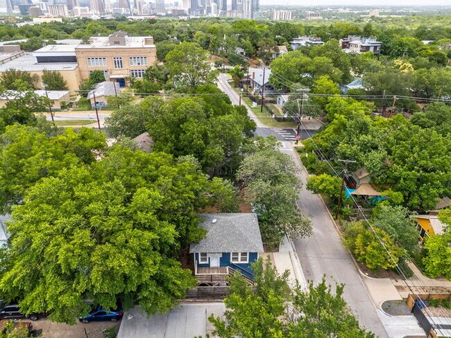 Building Photo - Charming, cozy, and great location!