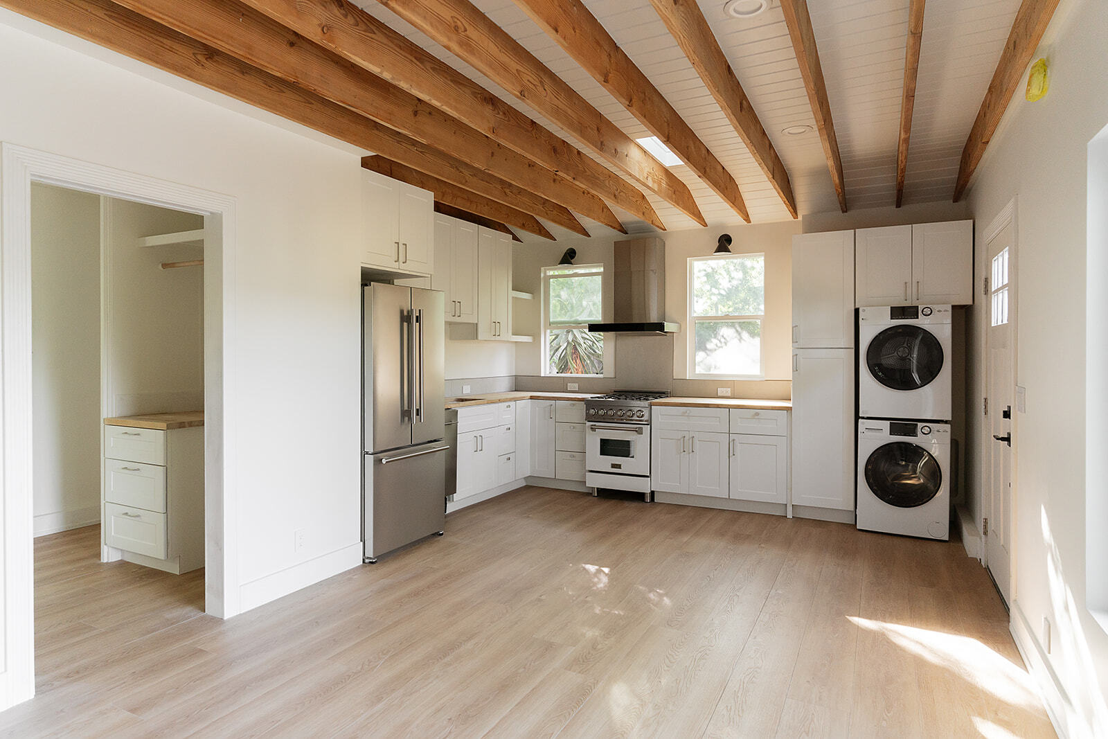 Building Photo - 2841 Los Feliz Dr