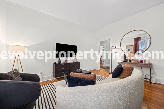 Building Photo - Charming 2 bedroom midtown unit.