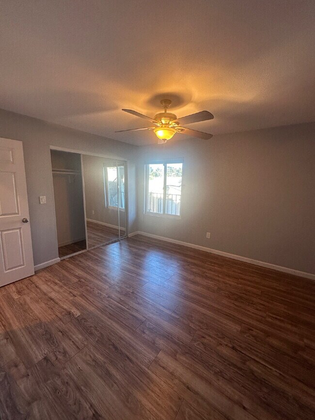 Building Photo - $2,900 - 2 Bed 2 Bath Condo in Oceanside Near Beach!