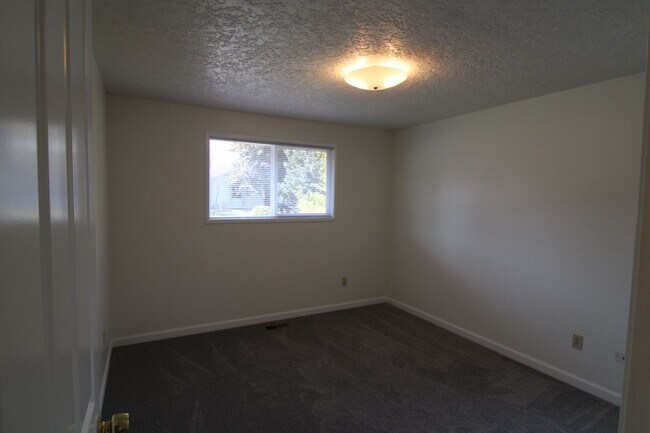 Building Photo - SPACIOUS 3+ BEDROOM SALMON CREEK/MOUNT VISTA MULTI-LEVEL HOME WITH LARGE FENCED YARD!
