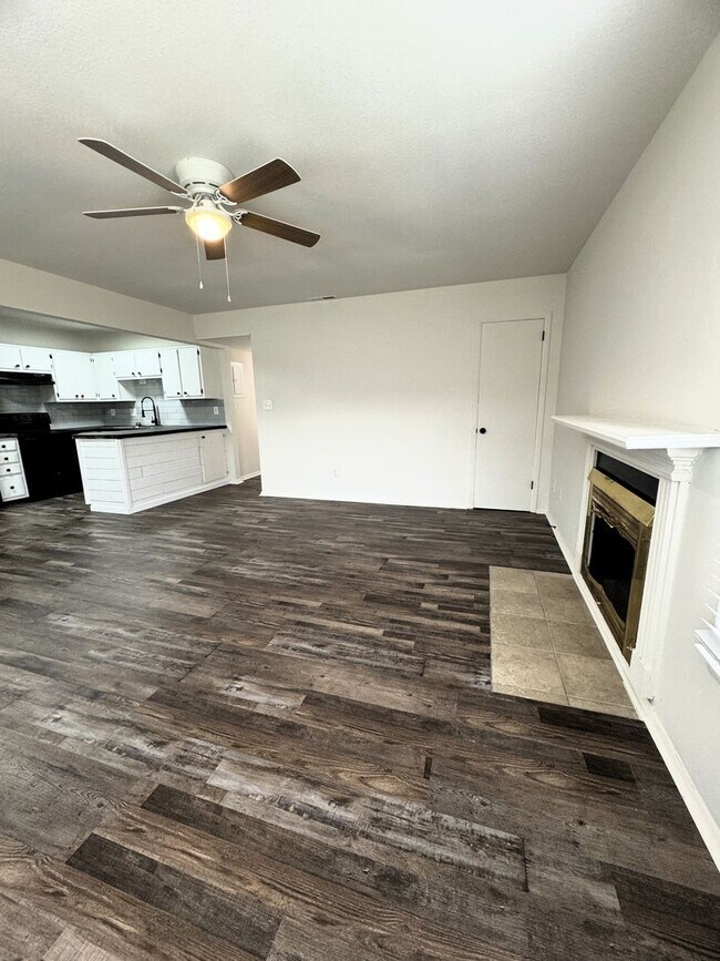 Building Photo - Move In Special!! 1/2 Off First Month's Rent!!