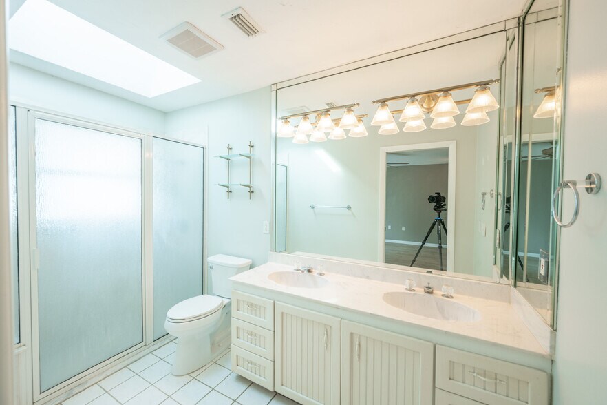 Building Photo - 6 Country Club Rd