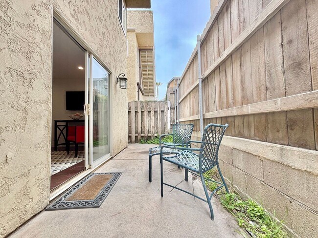 Building Photo - 113 Los Robles St