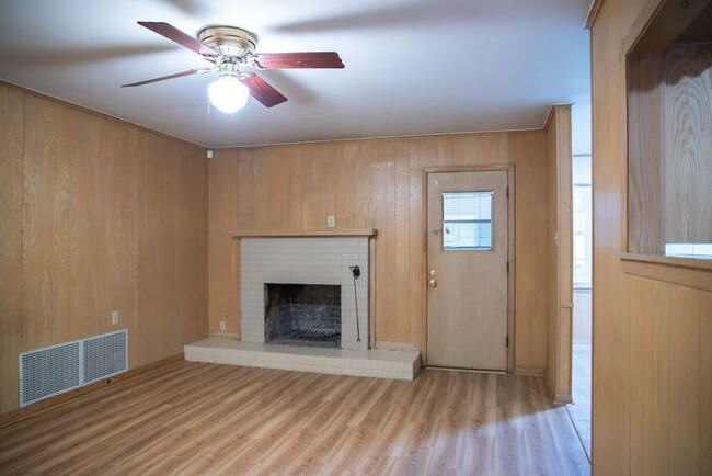 Building Photo - Available Now! 3 Bedroom 2 Bath Near TJC!
