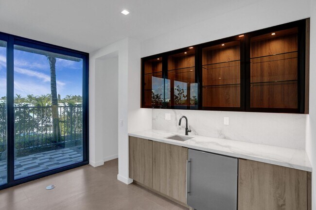 Building Photo - Gorgeous New Townhouse on the Beach