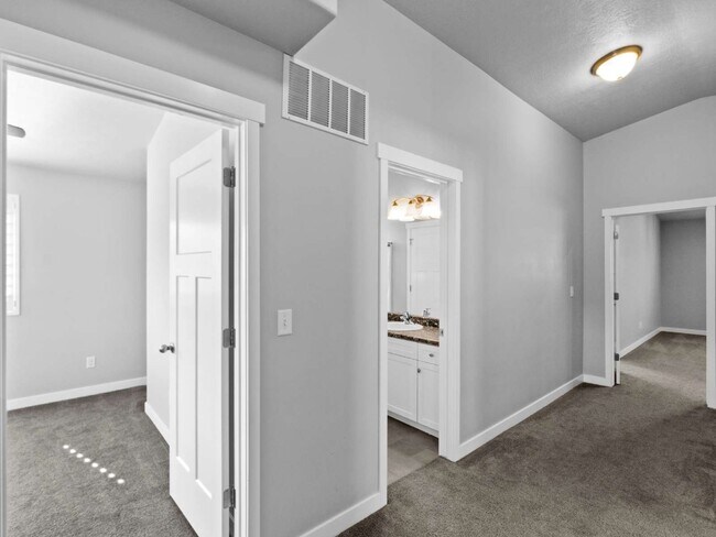 Building Photo - Stunning Bluffdale Home