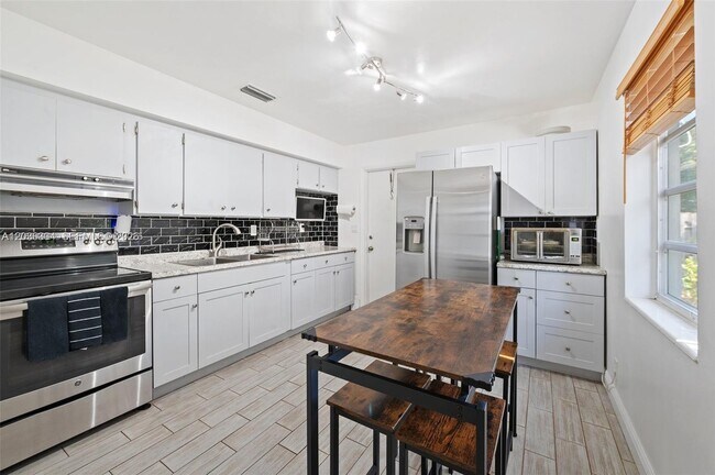Building Photo - 5120 SW 26th Ave