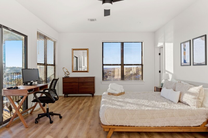 Building Photo - 1619 Lakeshore Dr