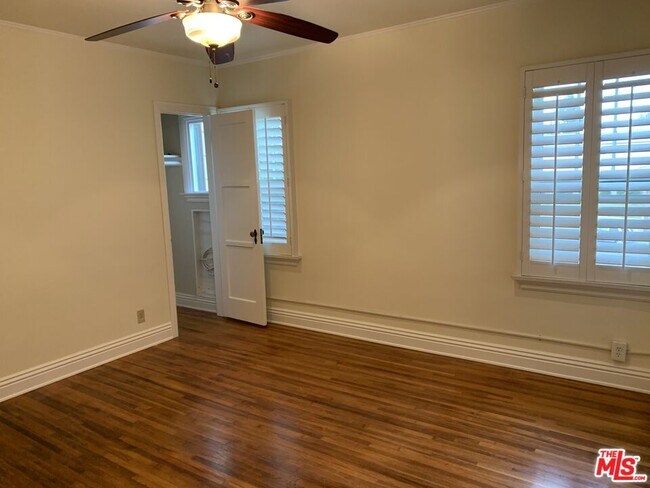 Building Photo - 1302 S Orange Dr