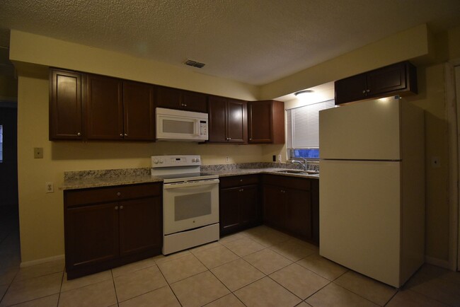 Building Photo - 2 Bed/1 Bath, Duplex - AVAILABLE NOW!