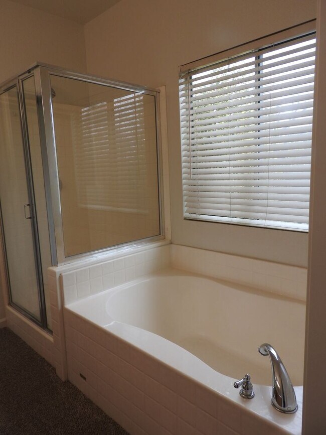 Building Photo - Cresleigh near Wild Life Preserve 3 Bedroom + Den!!