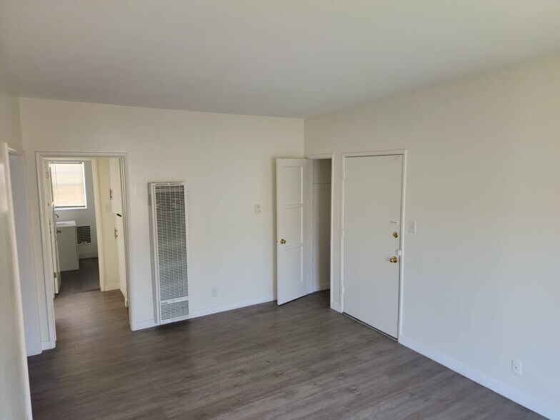 Building Photo - 4767 San Vicente Blvd