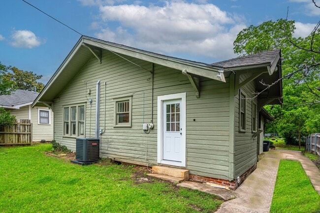 Building Photo - Updated 3/2 in  SW Ardmore