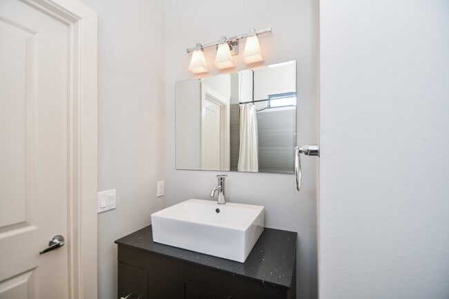 Building Photo - 748 W 16th St