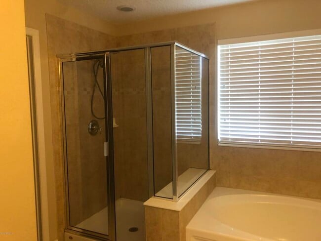 Building Photo - 753 Briar View Dr