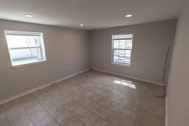 Building Photo - 2510 Quail Dr