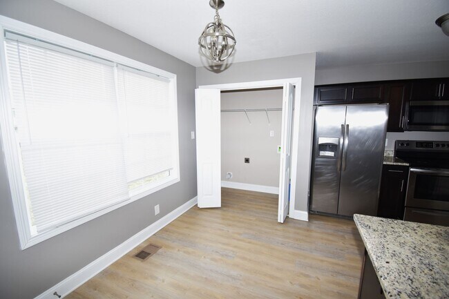 Building Photo - 3 Bedroom Pet Friendly Home For Rent in Chalet Hills!