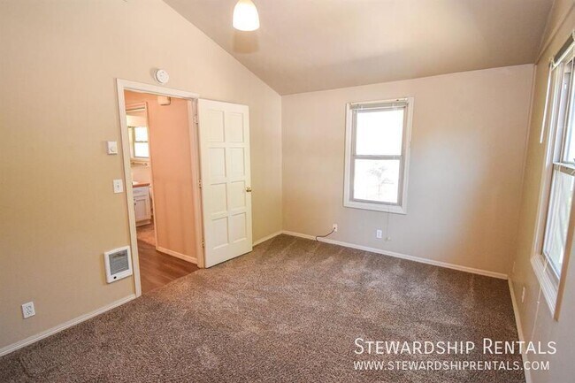 Building Photo - 2427 Miami Ln