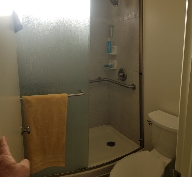 Building Photo - Immaculate 5 Bedroom 3 bath home with beautiful hill views!