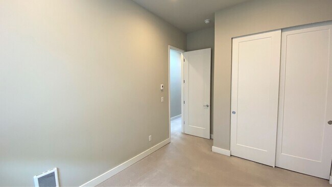 Building Photo - Modern 4BR Townhome in Prime Bellevue | AC | Bellevue Schools | Minutes to Microsoft