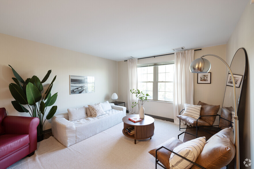 1BR, 1BA - 633SF - Living Room - College Suites of City Station East