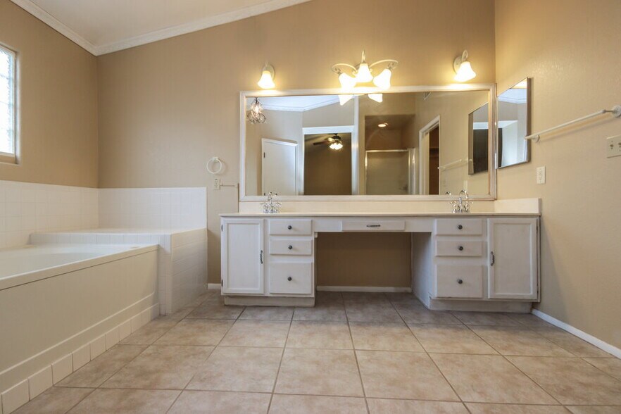 Building Photo - 8915 N Veridian Dr