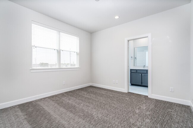 Building Photo - 3028 Charline