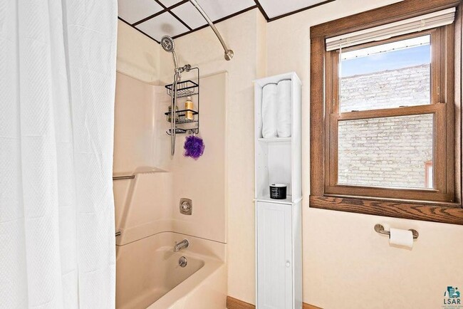 Building Photo - Available For A July/August 1st - 3 Bedroo...