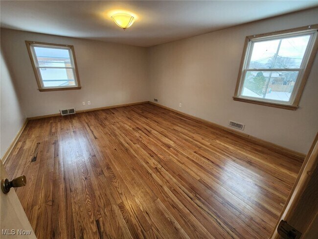 Building Photo - 2413 Elmdale Rd