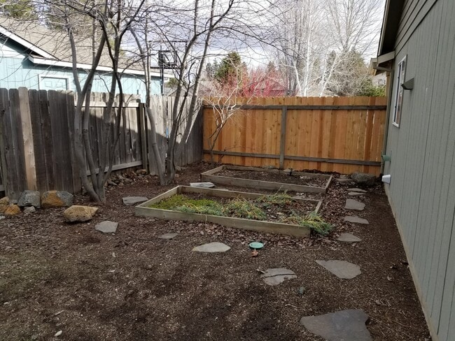 Building Photo - Single level home close to Old Mill & Blakely Park