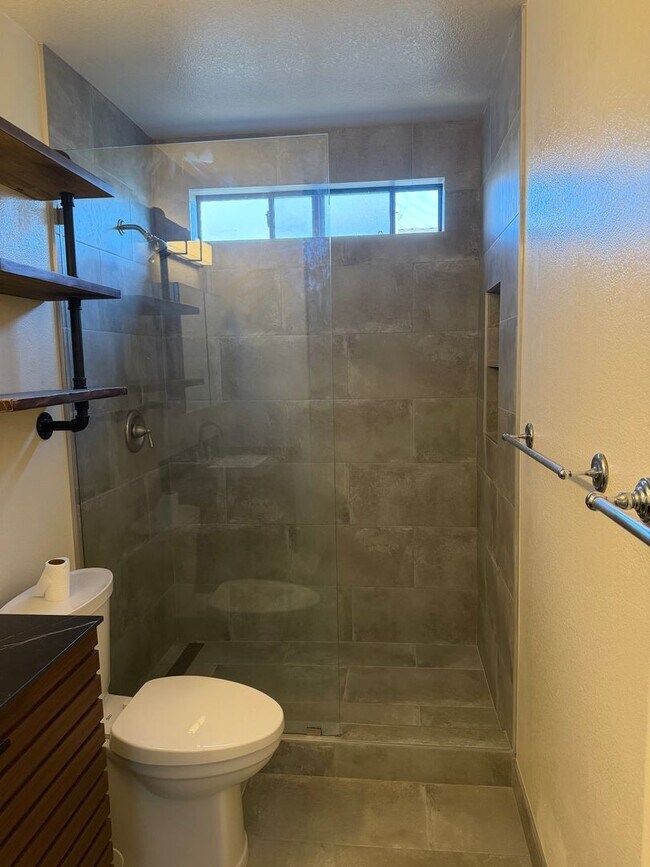 Building Photo - Charming Live Oak Townhome – Completely Renovated & Move-In Ready!