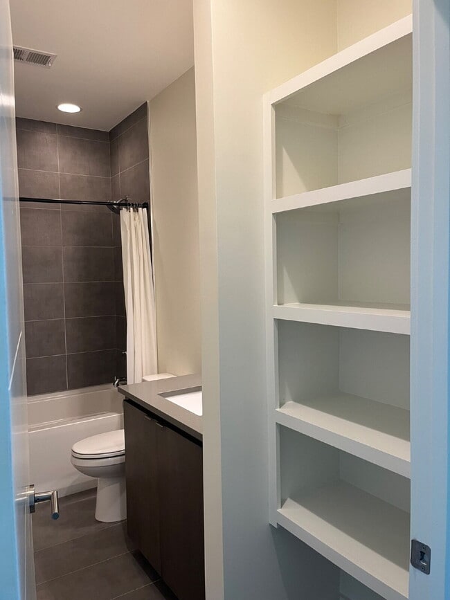 Building Photo - "Spacious Urban Living: 3-Bedroom Townhouse with 3.5 Baths in Nashville's Vibrant Core!" STUNNING...