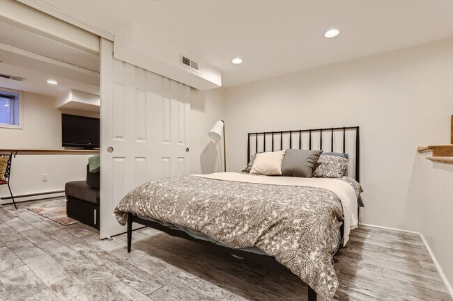 Building Photo - Coming Soon June 1st - Beautiful Garden level apartment in desirable West Wash Park