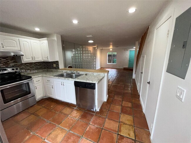 Building Photo - 5176 S University Dr