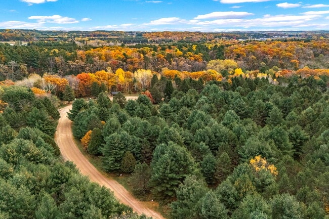 Building Photo - Designer 4 Bedroom Home with Sauna and Walk-Out Lower Level - Available May or June 1st