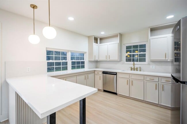 Building Photo - 17 Dowlen Pl