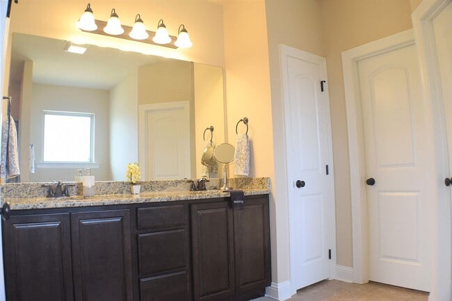 Building Photo - 324 Camelback Dr