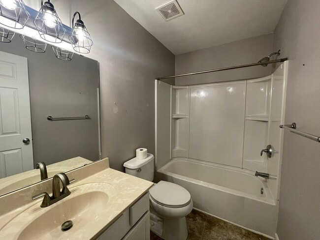 Building Photo - Three Bedroom Home in Kalamazoo