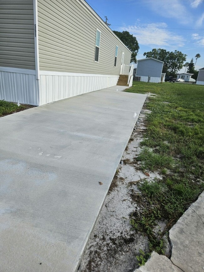Building Photo - 551 James Ct