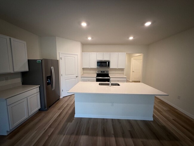 Building Photo - 4 Bedroom 2 Bath Convenient to Everything