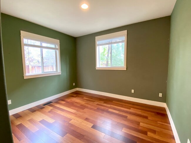 Building Photo - Spacious 3 BR w/ all wood floors and great midtown Bend location