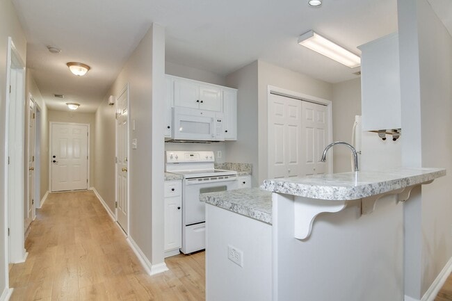 Building Photo - 3 Bedroom 2 Bath Townhouse With Garage