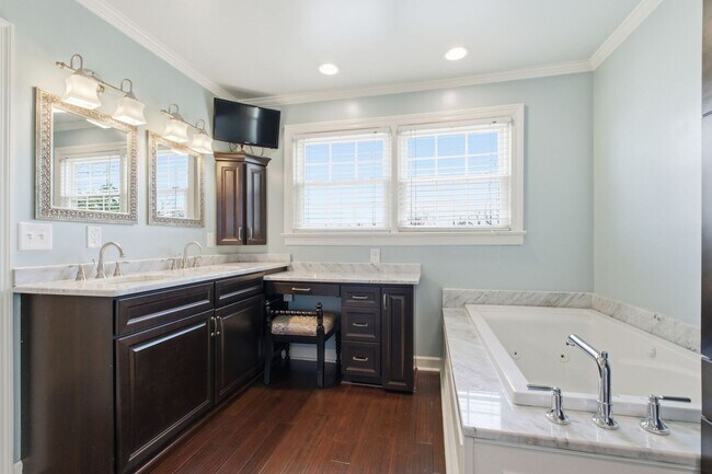 Building Photo - 1 Month's Free Rent - 5 Bedroom Home Between 12 South and Oak Hill