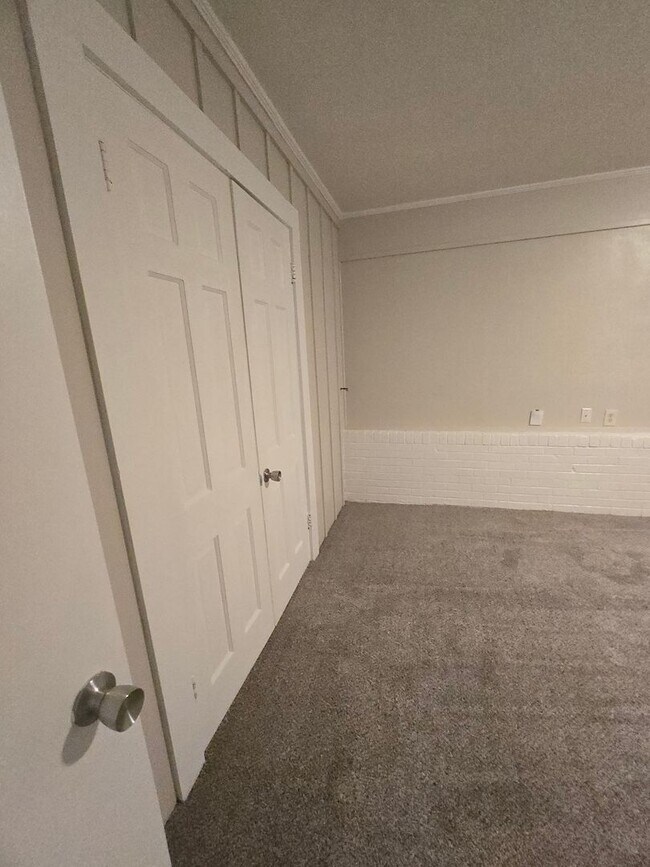 Building Photo - 3 bedroom 2 bathroom